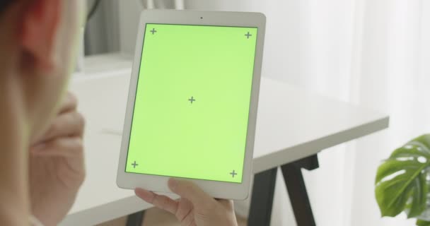 Ofis Odasında Krom Anahtar Yeşil Ekranlı Tablet Kullanarak Bir Sandalyeye — Stok video