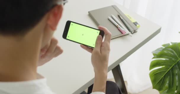 Stilig Man Sitter Stol Med Hjälp Smartphone Med Kromnyckel Grön — Stockvideo