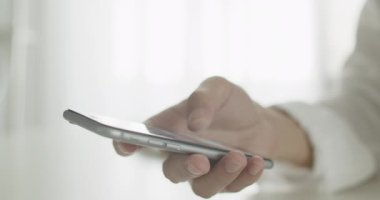 Sosyal medyada gezinen akıllı bir telefonu tutmak ya da çevrimiçi içeriği, iletişim konseptini izlemek.