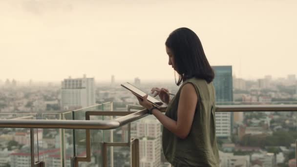 Азиатская Женщина Помощью Планшета Чата Друзьями Стоя Рядом Балконом Крыше — стоковое видео