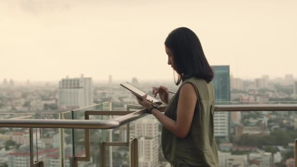 Mujer Asiática Usando Una Tableta Mientras Está Pie Azotea Durante — Vídeo de stock