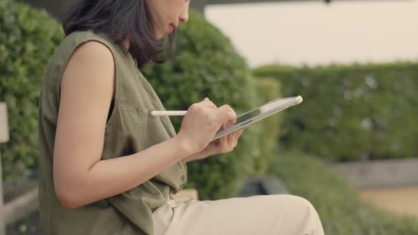 Азиатская Женщина Читает Новости Играет Социальных Сетях Своем Цифровом Планшете — стоковое видео