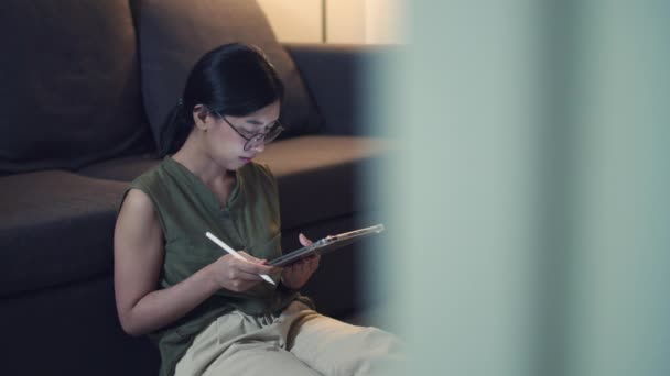 Asiatin Liest Nachrichten Auf Ihrem Digitalen Tablet Während Sie Nachts — Stockvideo