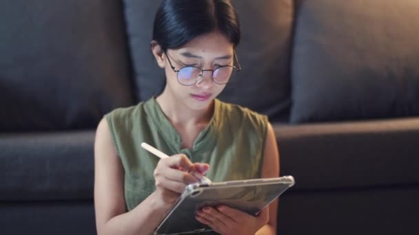 Femme Asiatique Portant Des Lunettes Écrit Quelque Chose Sur Tablette — Video