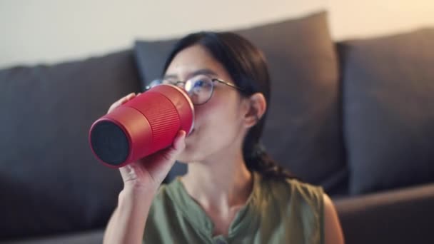 Femme Asiatique Boire Café Lire Des Nouvelles Sur Une Tablette — Video