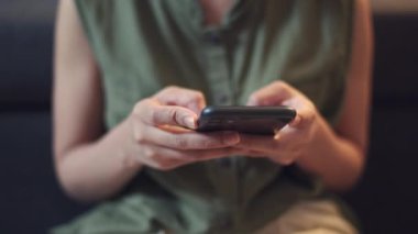 Akıllı telefondan yazı yazarken ellerini kapat. Uygulama iletişimi sosyal ağında sohbet et..