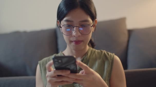 Les Femmes Utilisent Mobile Pendant Nuit Elle Discute Avec Leurs — Video