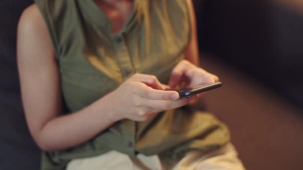 Kobieta Korzystająca Smartfona Sprawdzająca Media Społecznościowe Siedząc Kanapie Salonie Pracując — Wideo stockowe