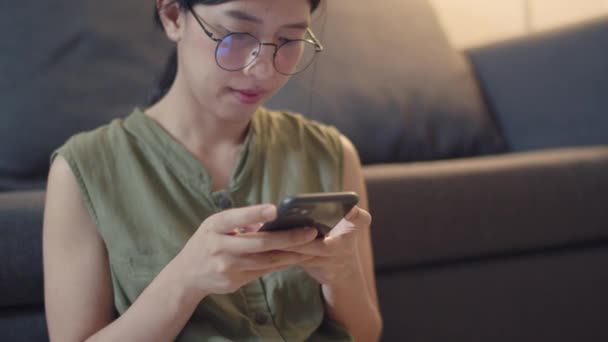Kvinna Använder Mobil Natten Och Hon Chattar Med Sina Vänner — Stockvideo