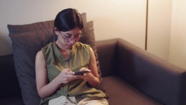 Asiatique Femelle Utilisant Smartphone Vérifier Les Médias Sociaux Tout Étant — Video
