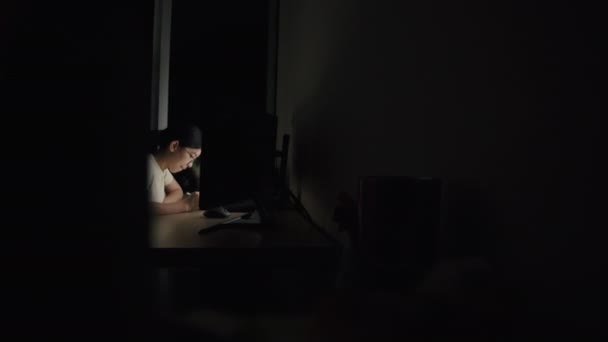 Una Giovane Donna Scrive Articolo Tablet Notte Home Office Scorrendo — Video Stock