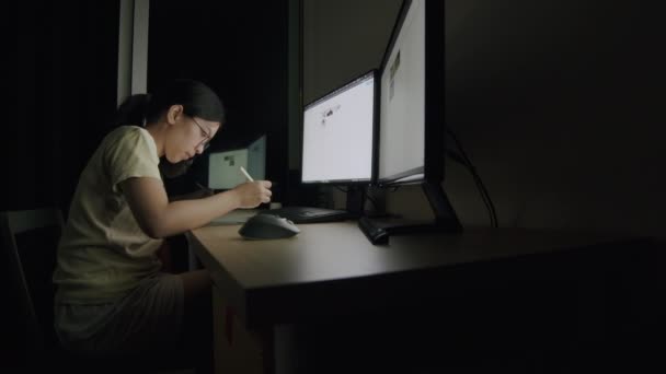 亚洲女商人晚上在家里的办公室里写一篇关于平板电脑的文章 翻阅新闻资料 并为她的工作计划搜索在线信息数据 — 图库视频影像