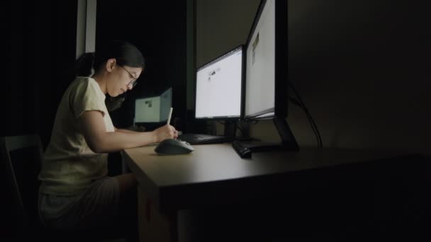 아시아 사업가의 Candid Asian Businesswoman 사무실에서 태블릿으로 피드를 스크롤하고 자신의 — 비디오