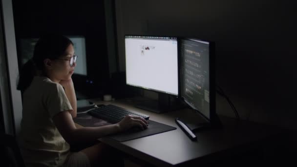 在总部工作到很晚的亚洲女性 滚动新闻资料 搜索在线信息以获取工作计划 — 图库视频影像