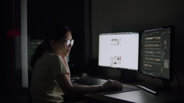 Ασιάτισσα Γυναίκα Που Εργάζεται Μέχρι Αργά Ένα Γραφείο Στο Σπίτι Βίντεο Αρχείου