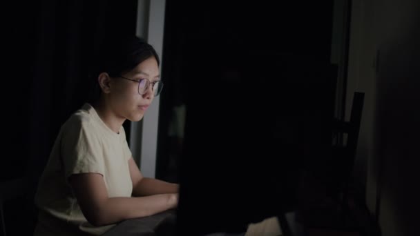 亚洲女性自由职业 戴着眼镜 在电脑上打字 在社交媒体上看新闻 — 图库视频影像