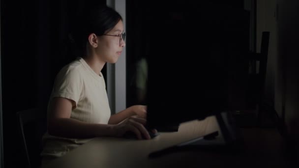 계획을 컴퓨터 데이터를 사용하는 아시아 — 비디오