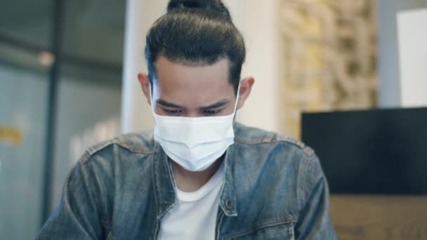 Hombre Negocios Asiático Con Una Máscara Facial Mientras Está Sentado — Vídeos de Stock