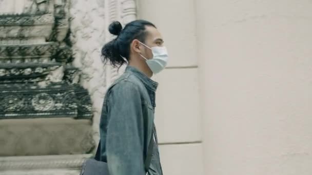 Hombre Asiático Guapo Usando Una Máscara Llevando Bolso Hombro Caminando — Vídeo de stock