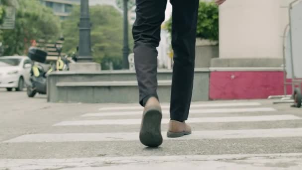 Modern Şehirde Sokaklarda Yürüyen Adamlarının Bacaklarını Kapat — Stok video