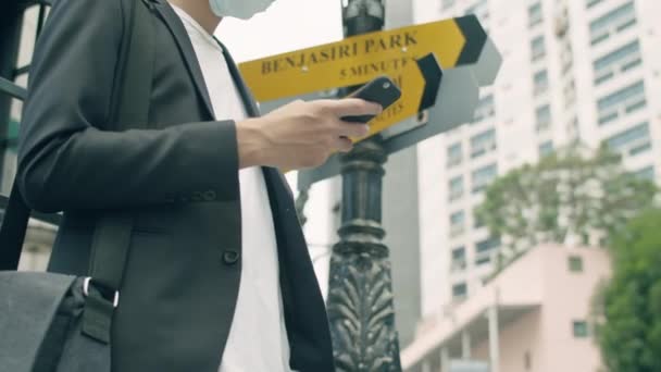 Молодий Азійський Бізнесмен Користується Смартфоном Стоячи Вулиці Сучасного Міста — стокове відео
