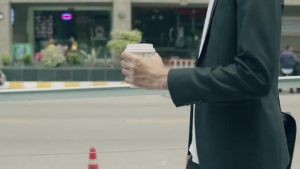Azji Biznesmen Casual Sukienka Noszenie Maski Trzymając Filiżankę Kawy Podczas — Wideo stockowe