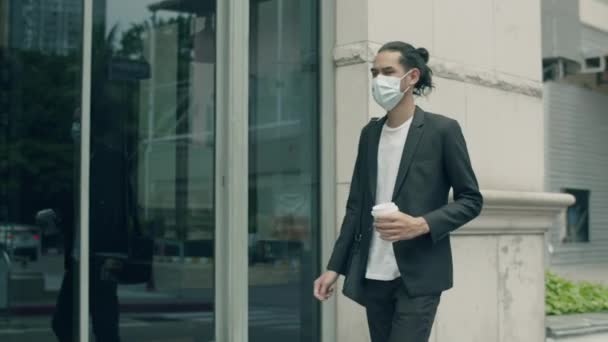 Przystojny Azjatycki Biznesmen Casual Sukienka Noszenie Maski Trzymając Filiżankę Kawy — Wideo stockowe