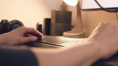 Evde çalışırken ve internette gezinirken elleri kapat ve bir bilgisayarda klavyeyi daktilo et.