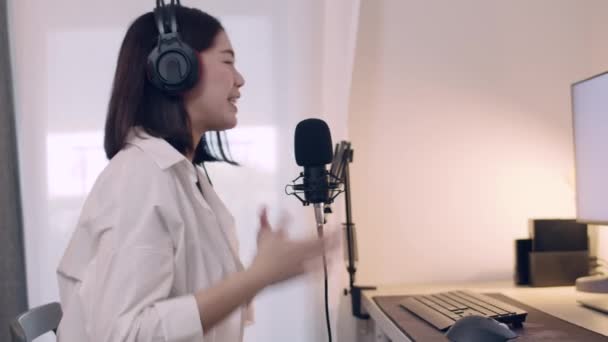 Mladá Asijská Žena Podcasteru Mluvit Mikrofonu Při Nahrávání Podcast Live — Stock video