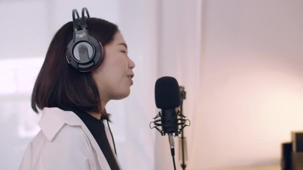Piękna Młoda Azjatka Influencer Rozmawia Mikrofonem Podczas Nagrywania Podcastu Streamingu — Wideo stockowe
