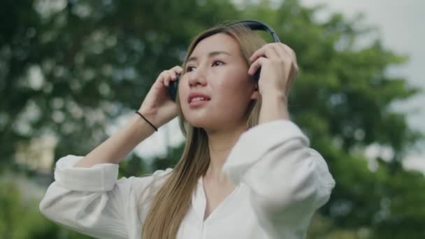 Menina Asiática Bonita Desfrutando Brisa Livre Divertindo Usando Fones Ouvido — Vídeo de Stock