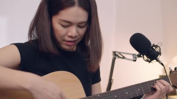 美丽的亚洲女人在家里学习弹吉他和唱歌 — 图库视频影像