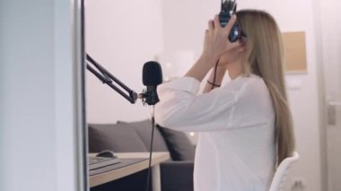 Güzel Asyalı kadın podcaster podcast ve canlı yayın içeriği ev stüdyosunda sosyal medya için.