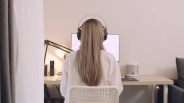 Arka plan Genç Asyalı kadın etkileyicisi sosyal medya için podcast mikrofon kullanarak bir vlog kaydediyor ve podcast canlı yayın içeriği kaydediyor.