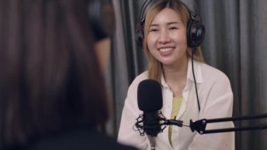 İki Asyalı genç kadının podcastları kaydederken ve stüdyoda canlı yayın yaparken yaptıkları konuşmaları etkiledi..