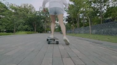 Asyalı hippiler sörf yaparken halk parkında sörf yapmaktan mutlu olurlar..