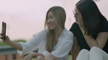Güzel kadınlar akıllı telefonlarda kendi portrelerini çekerler ve tatilde seyahat etmekten zevk alırlar..