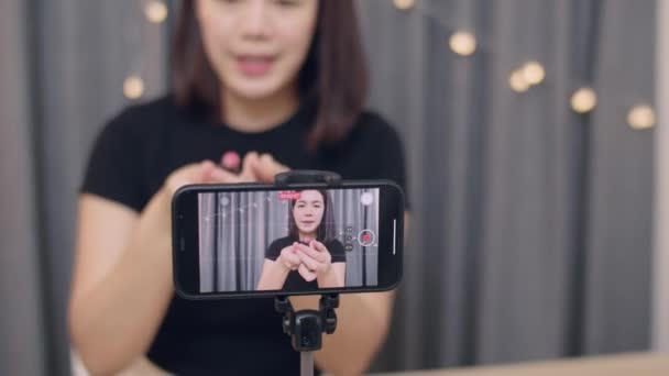 Atrakcyjna Azjatka Blogerka Uroda Influencer Makijaż Artysta Nagrywanie Smartfonie Edukacyjny — Wideo stockowe