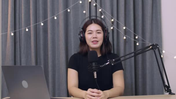 Güzel Asyalı Kadın Etkileyicisi Sosyal Medya Için Podcast Mikrofon Kullanarak — Stok video