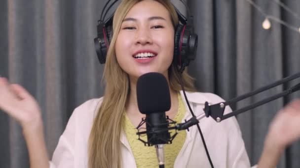 Mooie Aziatische Vrouw Influencer Opnemen Van Een Vlog Met Behulp — Stockvideo