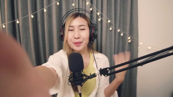 Asiatiska Influencer Spela Vlog Med Podcast Mikrofon För Vloggning Och — Stockvideo