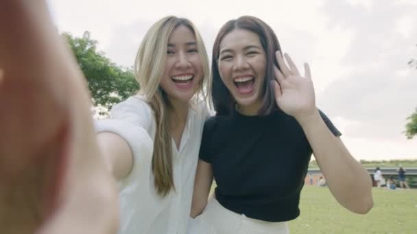 2人の若い女性の友人は スマートフォンでセルフィーやビデオ通話を取り 休暇中に旅行を楽しむ — ストック動画