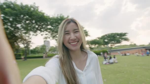 Joyeux Belle Jeune Femme Prenant Selfies Sur Smartphone Dans Parc — Video