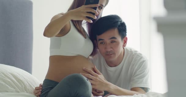 Ázsiai Férj Terhes Feleség Töltenek Időt Együtt Hálószobában Otthon — Stock videók