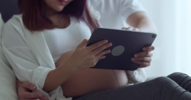 Asiatische Mann Und Schwangere Frau Verbringen Zeit Zusammen Schlafzimmer Und — Stockvideo