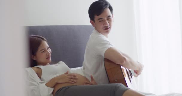 Glücklicher Asiatischer Ehemann Und Schwangere Frau Verbringen Zeit Miteinander Schlafzimmer — Stockvideo