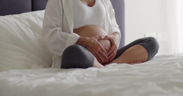 Glücklich Asiatische Schwangere Frau Streichelt Bauch Während Sie Hause Auf — Stockvideo