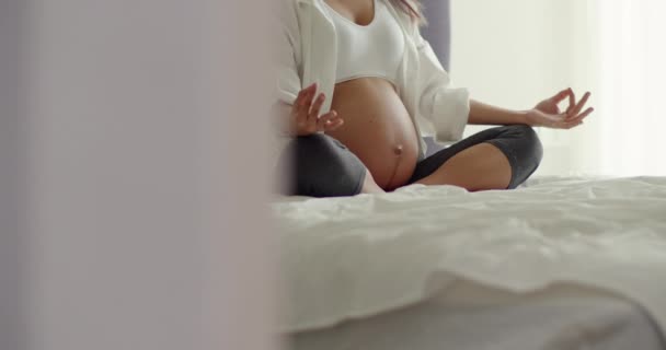 美しいアジアの健康な妊娠中の女性練習ヨガでザベッドルームに自宅 — ストック動画