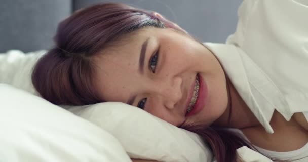 Piękna Azjatka Szczęśliwa Ciężarna Kobieta Leży Łóżku Patrzy Kamerę — Wideo stockowe