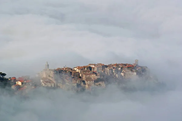 Dalla Nebbia Emerge Piccolo Borgo Medievale Immagine Stock